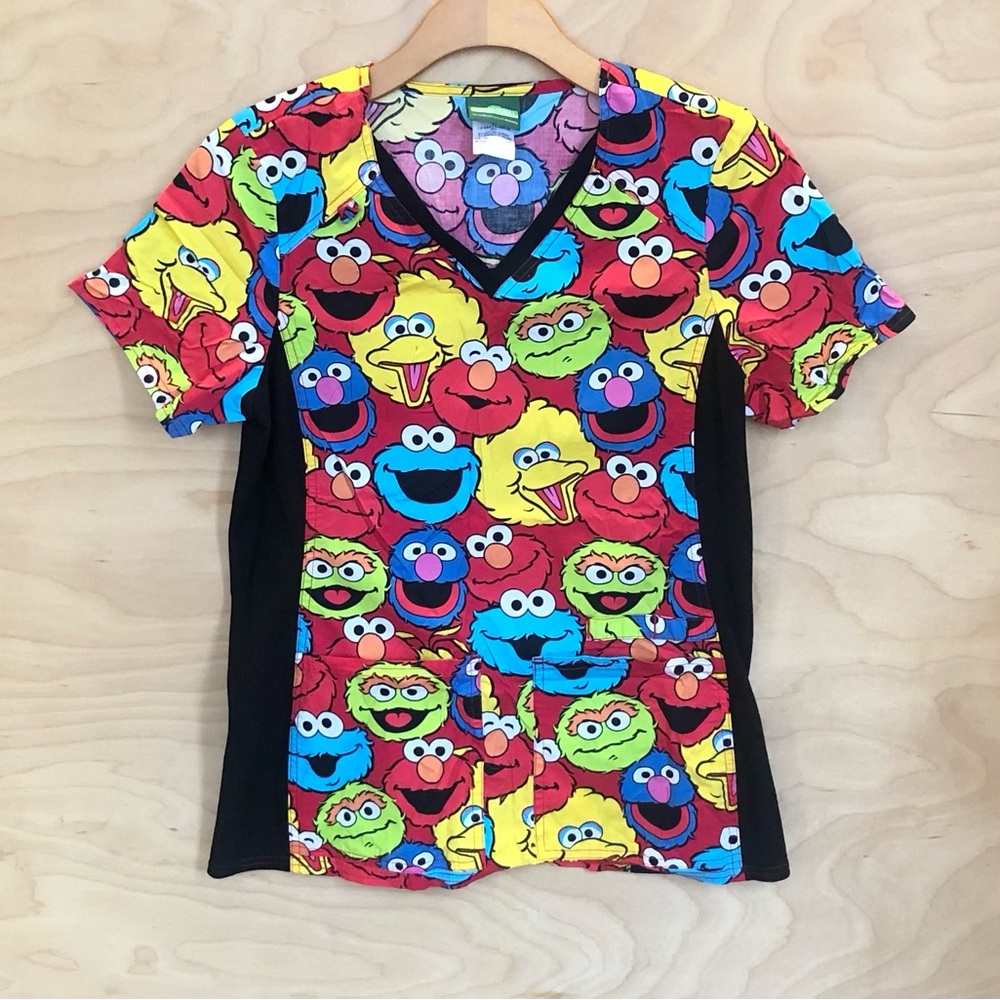 Sesame Street Multicolor Character Print Scrub Top With Black Side Panels Sz S.
